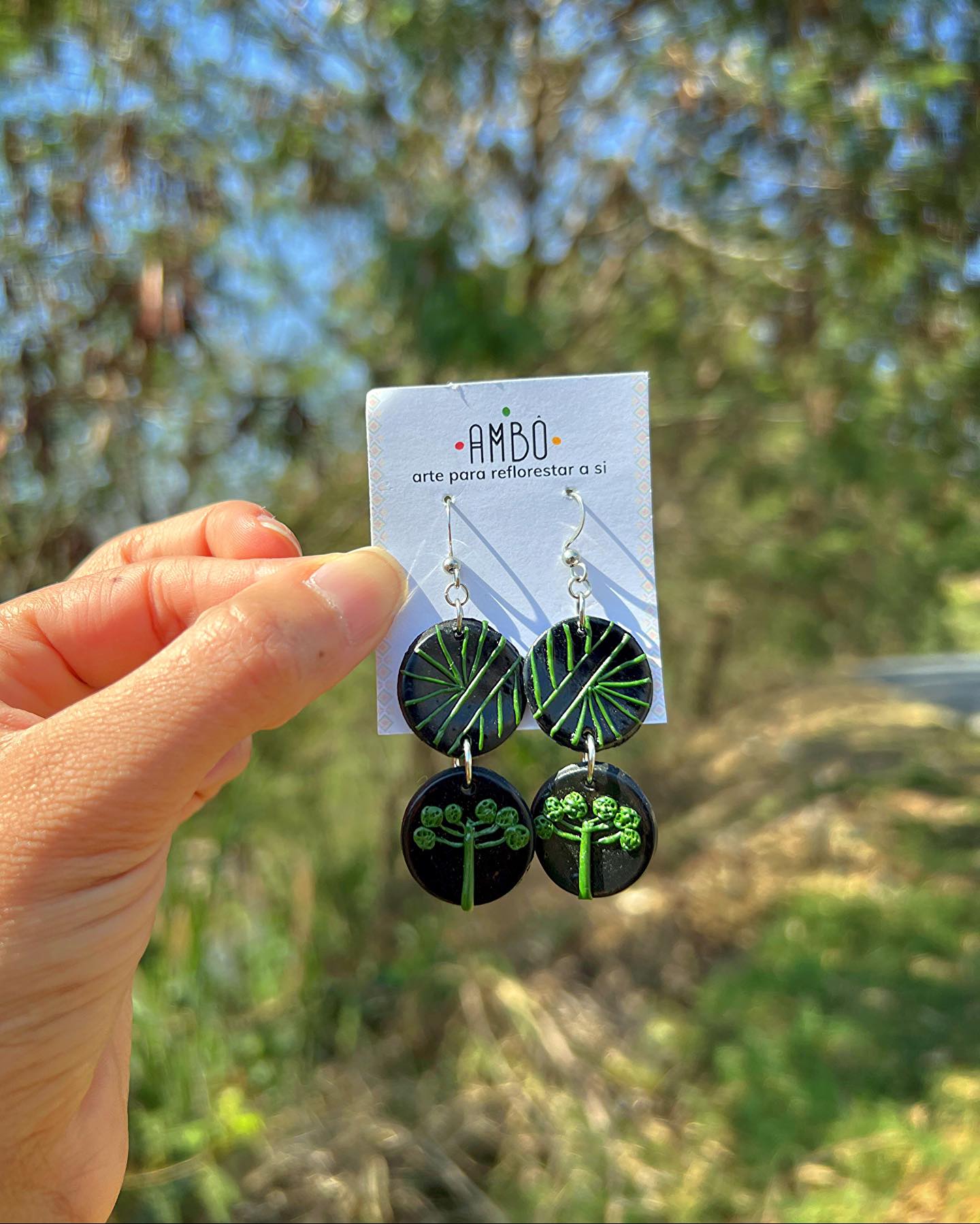 Corpo enfeitado com natureza e território 🌱✨
• Brinco disponível ♥️