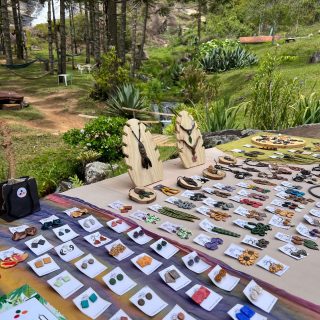 Feliz em ver florescer tudo o que plantei com minhas mãos, hora regando serena, hora abrindo trilha no facão… Esse mês é de celebração, são 7 anos criando acessórios com a cerâmica plástica, depois de muita experimentação. ✨
Feliz em levar meu trabalho artesanal para tantos espaços, eventos e pessoas incríveis. 💛
O registro é do @comunicacaoamana , no evento da @crispaiva.yoga no @hotelfazenda.boaesperanca .
Muito grata! 🌙