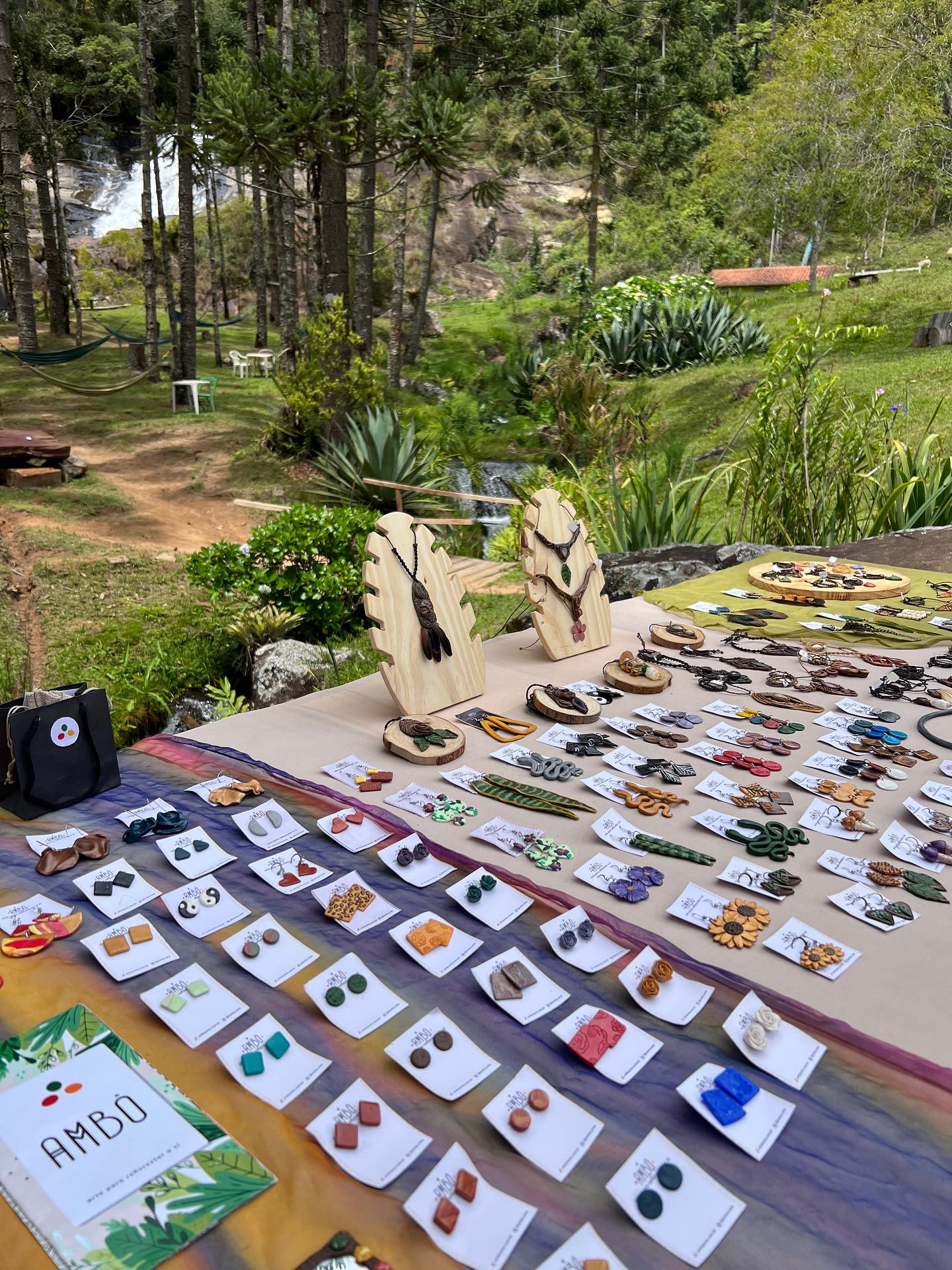 Feliz em ver florescer tudo o que plantei com minhas mãos, hora regando serena, hora abrindo trilha no facão… Esse mês é de celebração, são 7 anos criando acessórios com a cerâmica plástica, depois de muita experimentação. ✨
Feliz em levar meu trabalho artesanal para tantos espaços, eventos e pessoas incríveis. 💛
O registro é do @comunicacaoamana , no evento da @crispaiva.yoga no @hotelfazenda.boaesperanca .
Muito grata! 🌙