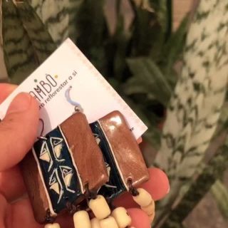 Ñamake 🐟
Os rios são vivos, encantados em seu fluir
Não simples buracos com água no chão.
São veias, caminhos, ecossistemas, sagrados.
Casa, banho, alimentação. (físicos ou não)
🌀 Brinco com grafismo Puri de peixe, ñamake. Sementes de açaí.