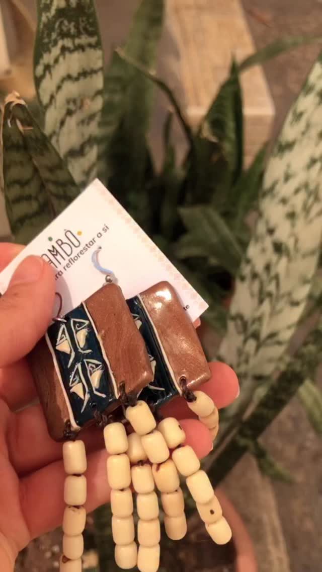 Ñamake 🐟 
Os rios são vivos, encantados em seu fluir 
Não simples buracos com água no chão.
São veias, caminhos, ecossistemas, sagrados.
Casa, banho, alimentação. (físicos ou não) 

🌀 Brinco com grafismo Puri de peixe, ñamake. Sementes de açaí.