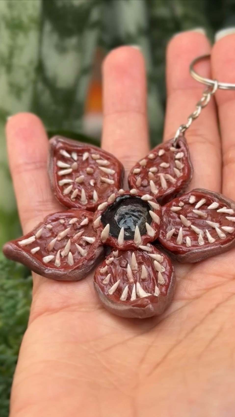 Demogorgon. 

- Chaveiro artesanal em cerâmica plástica
Encomendas abertas para peças personalizadas 🙀

#demogorgon #strangerthingsfan #polymerclay