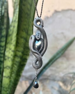 Renascer e serpentear 🐍

- Amuleto feito por encomenda 🖤