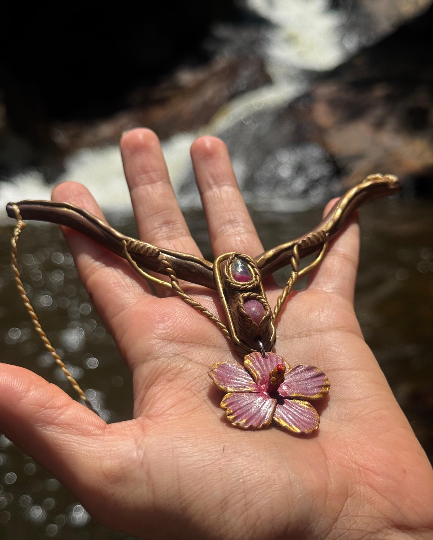 À primeira vista pode parecer cerâmica fria, mas não é. 
• As peças são criadas em Cerâmica Plástica - um material que me permite moldar formas delicadas e, ao mesmo tempo, resistentes. 

Diferente do biscuit e cerâmica fria, a cerâmica plástica é pensada para o corpo: leve e durável, feita para acompanhar o movimento e permanecer. 🪷

Cada peça passa por um processo cuidadoso, de condicionamento da massa, modelagem manual, cura, finalização e montagem. Não é um caminho simples, o material é exigente hahaha. Mas isso sustenta a qualidade de uma joia feita pra durar. 🌷

São joias que atravessam ciclos com você. 
E se necessário o descarte, são recicláveis. ♻️

🌺 A peça da foto é uma arte exclusiva, está disponível no site (link na bio) www.amboarte.com.br
